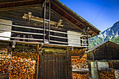 Historische Holzgebäude im Dorf Praz de Fort, Schweizer Val Ferret, Alpen; Praz de Fort, Val Ferret, Schweiz