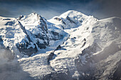 Mont Blanc mit Nebel unter blauem Himmel; Chamonix-Mont-Blanc, Haute-Savoie, Frankreich.