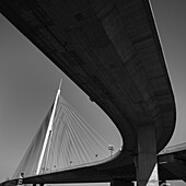 Architektonisches Detail der Ada-Brücke über den Fluss Sava; Belgrad, Vojvodina, Serbien.