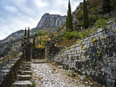 Treppe und Weg an der Festung von Kotor; Montenegro.