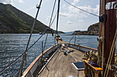 Blick von einem Segelboot in der Bucht von Kotor; Montenegro.