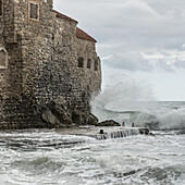 Wellen brechen und plätschern gegen die alten Steinmauern entlang der Küste von Budva; Budva, Opstina Budva, Montenegro