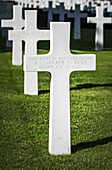 Kameradengrab auf dem Cambridge American Cemetery and Memorial; Cambridge, Cambridgeshire, England.