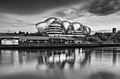 Spiegelungen in der Sage Gateshead Konzerthalle im Fluss Tyne; Gateshead, Tyne and Wear, England.