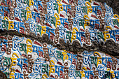 Bunte tibetische Schrift auf einem Felsbrocken im nepalesischen Himalaya; Nepal.