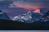 Sonnenaufgang, der die Gipfel der Rocky Mountains über dem Bow Lake, Banff National Park, beleuchtet; Improvement District No. 9, Alberta, Kanada.