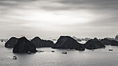 Kalksteinkarst und Boote in der Ha Long-Bucht; Thanh pho Ha Long, Quang Ninh, Vietnam.