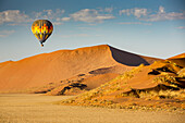 Heißluftballonfahrt über die roten Sanddünen von Sossusvlei in Namibia; Sossusvlei, Hardap Region, Namibia.