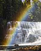Regenbogen über einem Wasserfall im Wells Gray Provincial Park; Thompson-Nicola Regional District, British Columbia, Kanada.