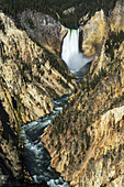 Wasserfall und Fluss in zerklüftetem Gelände, Yellowstone National Park, Wyoming, Vereinigte Staaten von Amerika