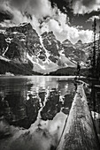 Schroffe Gipfel der Rocky Mountains spiegeln sich in einem See im Banff National Park; Alberta, Kanada.