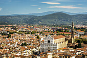 Blick über Florenz mit der Kirche Santa Croce und einer Bergkette im Hintergrund; Florenz, Toskana, Italien.