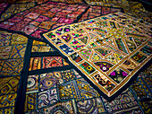 Auslage mit bunten und dekorativen Textilien; Jaisalmer, Rajasthan, Indien