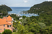 Buntes orangefarbenes Hausdach in der Nähe des Hafens von Marigot Bay, in der Nähe von Castrias; St. Lucia.