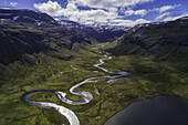 Luftaufnahme des Flusses, der sich in den isländischen Westfjorden zum Meer windet; Island