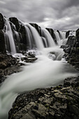 Kleiner Wasserfall in der ländlichen Gegend von Nordisland; Island