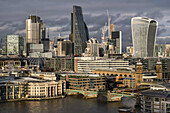 Skyline von London, England von der Tate Switch; London, England.