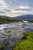 Ein wunderschöner Süßwasserfluss fließt durch ein Tal in Westisland; Island