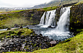 Eine Nahaufnahme des Kirkjufellsfoss am Berg Kirkjufell in Westisland; Grundarfjorour, Island.