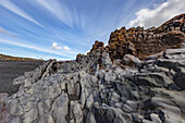 Eine schöne Lava-Felsformation am schwarzen Sandstrand im Snaefellsjokull-Nationalpark; Island