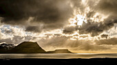 Die 'Mitternachtssonne' bricht durch die Wolken auf der Halbinsel Snaefellsnes; Grundarfjorour, Island