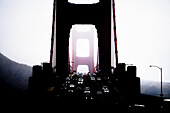 Golden Gate Bridge an einem bewölkten Tag; San Francisco, Kalifornien, Vereinigte Staaten von Amerika.