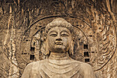 Die Longmen-Höhlen, einige der schönsten Beispiele chinesischer buddhistischer Kunst, beherbergen Zehntausende von Statuen des Buddha und seiner Jünger; Luoyang, Provinz Henan, China.