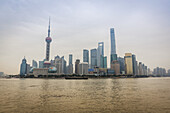 Pudong-Skyline mit ihren markanten Wolkenkratzern von der anderen Seite des Huangpu-Flusses aus gesehen; Shanghai, China.