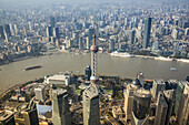 Blick von der Aussichtsplattform des Shanghai Tower, eines 632 Meter hohen und 128 Stockwerke hohen Wolkenkratzers in Lujiazui, Pudong; Shanghai, China.