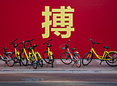 Auf der Straße geparkte Fahrräder; Peking, China