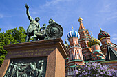 Denkmal für Minin und Pozharsky, Basilius-Kathedrale, Roter Platz; Moskau, Russland.