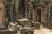 Umgestürzte Blöcke übersäen den Innenhof neben dem Tempeleingang, Angkor Wat; Siem Reap, Provinz Siem Reap, Kambodscha.