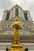 Goldene Buddha-Statue im Tempel der Morgenröte; Bangkok, Thailand.