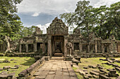 Steinerne Tempelfassade, bewacht von einer kopflosen Statue, Preah Khan, Angkor Wat; Siem Reap, Provinz Siem Reap, Kambodscha.