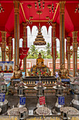 Drei Buddha-Statuen und Opfergaben im Tempel, Otop-Tempel; Bangkok, Thailand