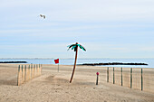 Plastikpalme am Strand von Coney Island; New York City, New York, Vereinigte Staaten von Amerika