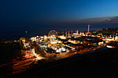Blick auf Coney Island und Luna Park bei Nacht von oben gesehen; New York City, New York, Vereinigte Staaten von Amerika.