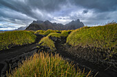 Erstaunliche Landschaft, bekannt als Stokknes oder Vestrahorn, entlang der Südostküste von Island; Island