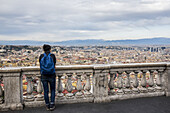Frau genießt den Blick auf die Stadt Neapel vom Castel Sant'Elmo aus; Neapel, Italien.