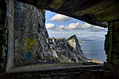 Blick auf den Felsen von Gibraltar durch einen rechteckig eingerahmten Aussichtspunkt; Gibraltar.