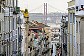 Bunte Gebäude im Stadtbild von Lissabon, mit einer Brücke über den Tejo; Lissabon, Region Lisboa, Portugal.