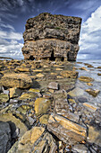 Marsden Rock, ein 100 Fuß (30 Meter) hoher Seeschornstein vor der Nordostküste Englands, gelegen in Marsden, South Shields; South Shields, Tyne and Wear, England.