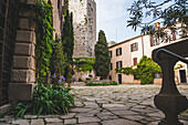 Innenhof von Schloss Duino; Italien