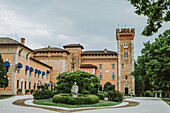 Castello di Spessa Golf and Country Club mit kreisförmiger Auffahrt und Garten; Spessa, Provinz Pavia, Lombardei, Italien.