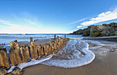 Schaum und Brandung an einem Strand an der Atlantikküste; South Shields, Tyne and Wear, England.