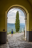 Weibliche Touristin mit Blick auf die auf einem Hügel gelegene mittelalterliche Stadt Motovun; Motovun, Istrien, Kroatien.