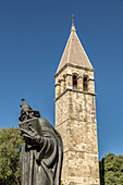 Statue von Gregor von Nin von Ivan Mestrovic vor dem Turm des Benediktinerklosters; Split, Kroatien.