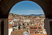 Blick von der Spitze des Glockenturms St. Domnius auf dem Peristyl des Diokletianpalastes; Split, Kroatien.