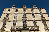 Statue von Marko Marulic, Vater der kroatischen Literatur, von Ivan Mestrovic vor dem Milesi-Palast auf dem Obstplatz; Split, Kroatien.