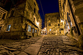 Das malerische mittelalterliche Künstlerstädtchen Groznjan bei Nacht; Groznjan, Istrien, Kroatien